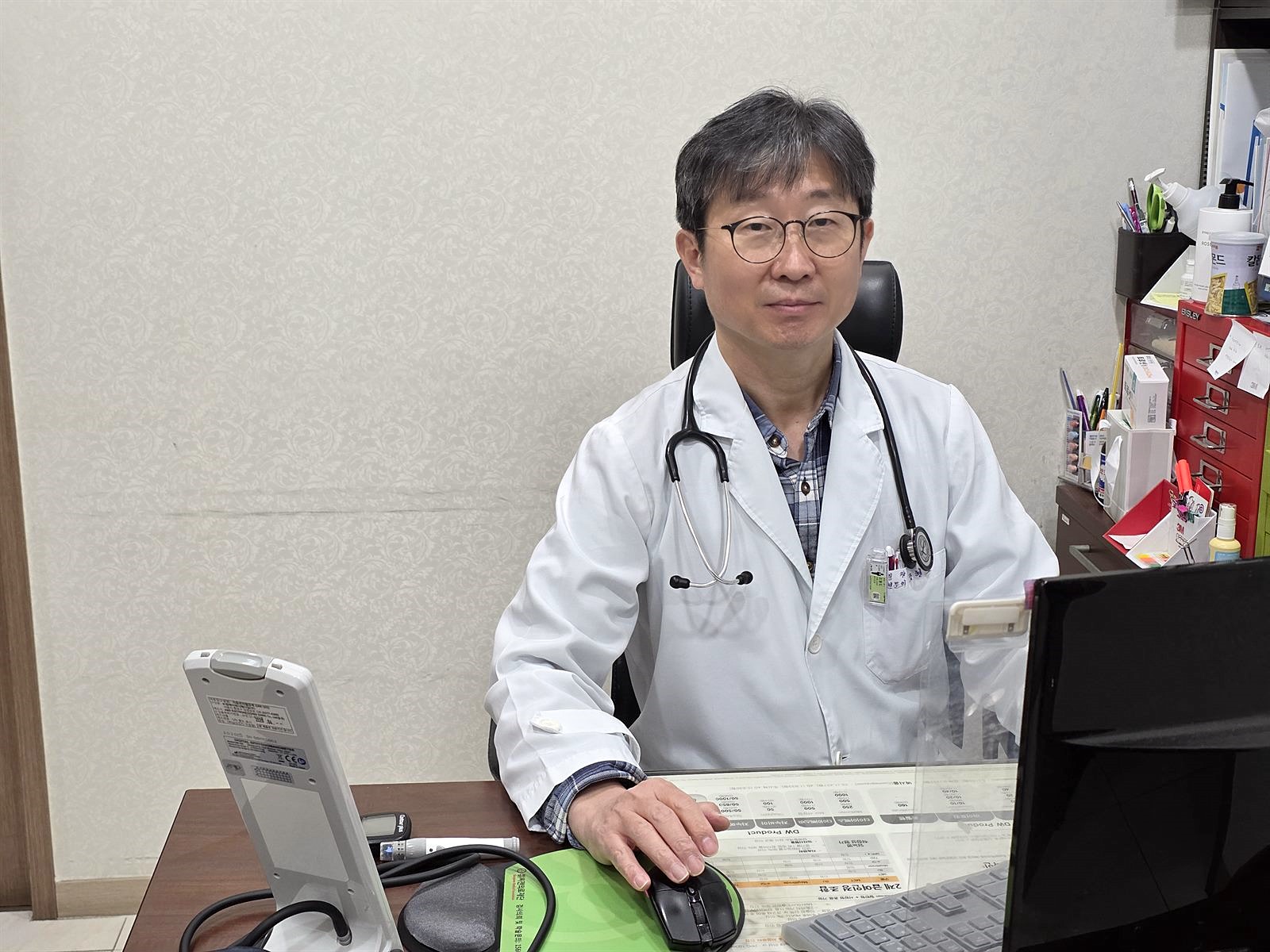 조형도내과의원 진료실의 조형도 원장
