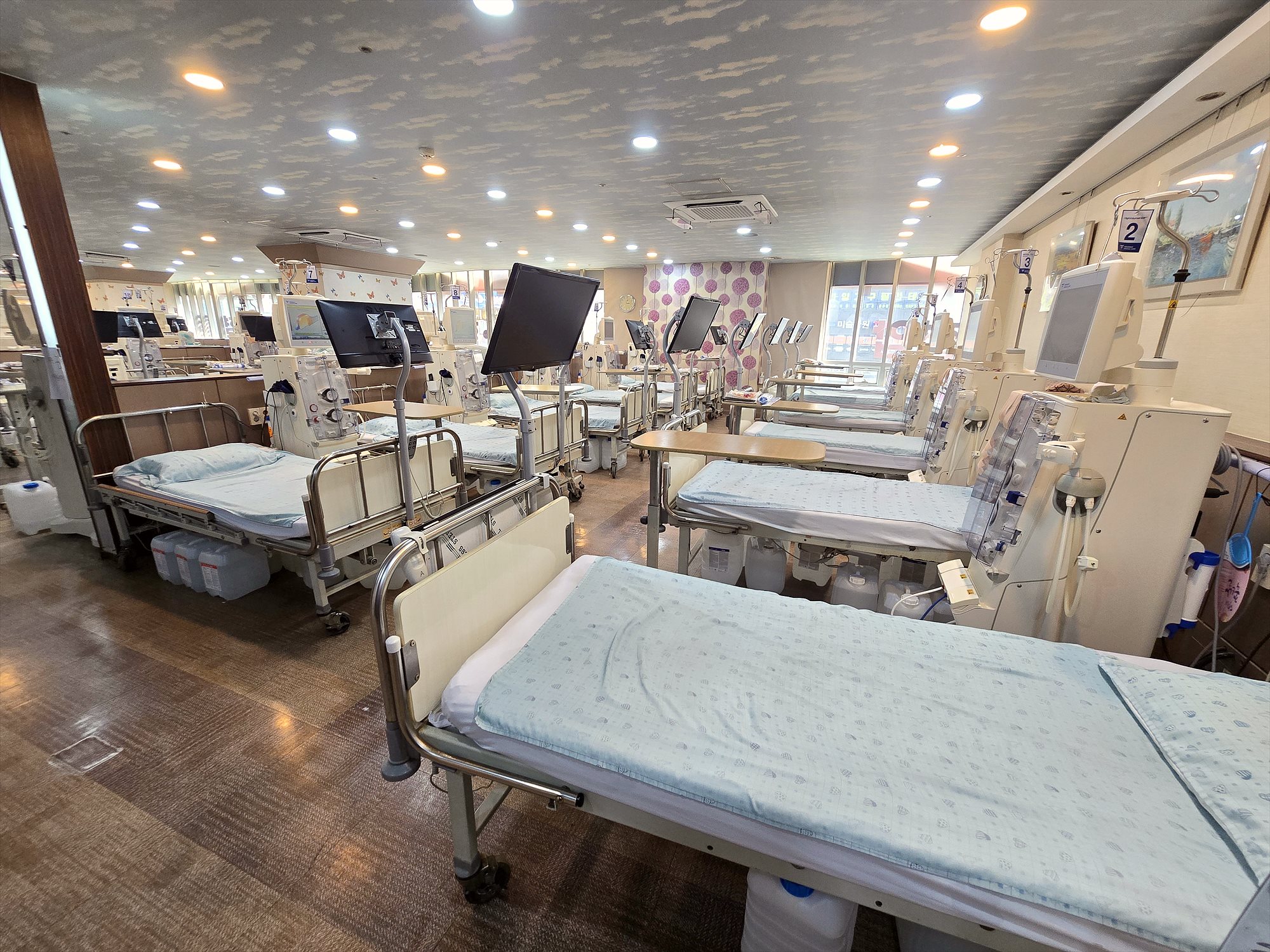 병상마다 배치된 독일 FMC 5008S 투석기 — 41병상 전 병상 동일 장비